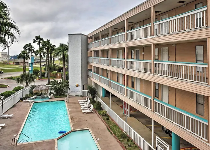 Beachfront Corpus Christi Condo With Deck And Views!